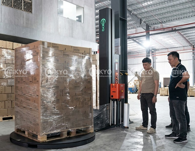 may quan mang pallet mk 1624 ps trong nha may san xuat nen