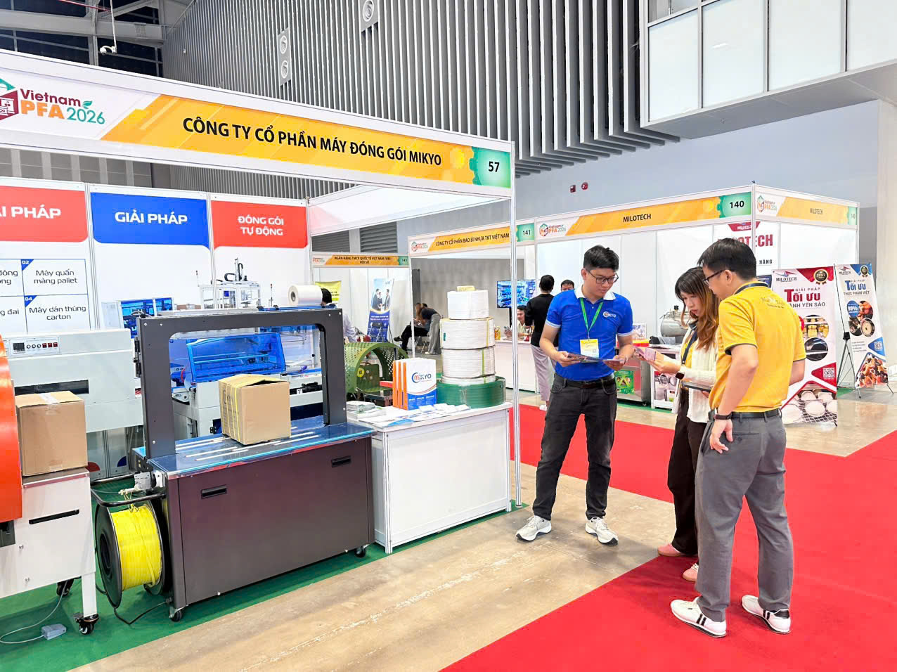 Khách hàng tham quan trải nghiệm máy Mikyo