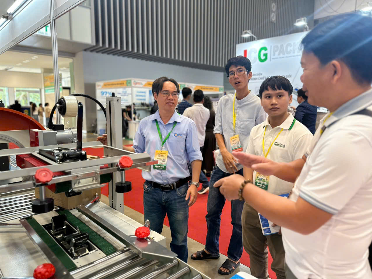Khách hàng trao đổi trực tiếp về máy Mikyo