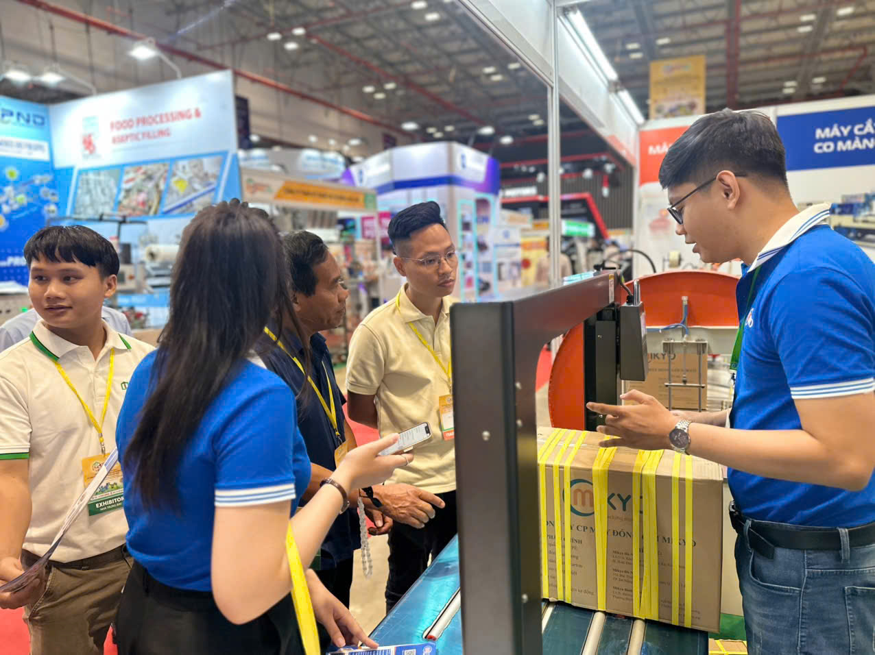 Khách hàng trải nghiệm máy Mikyo tại triển lãm