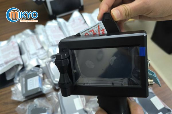 Cách thay mực cho máy in date cầm tay nhanh chóng