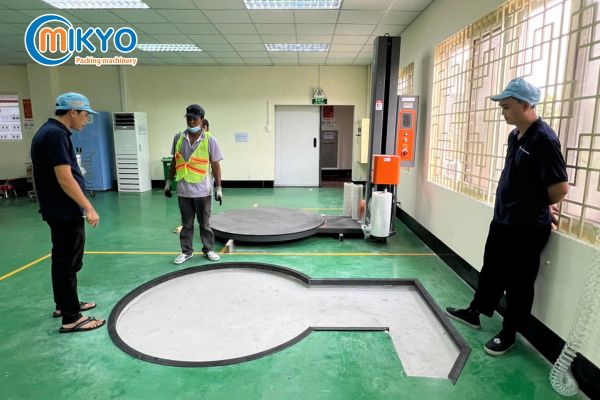 lắp âm sàn cho máy quấn màng pallet