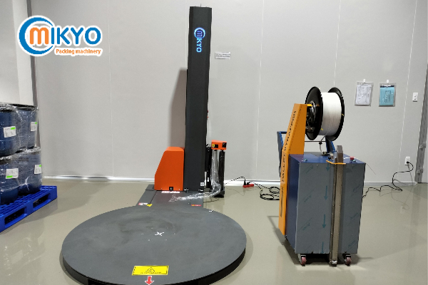 Máy quấn màng co thùng carton