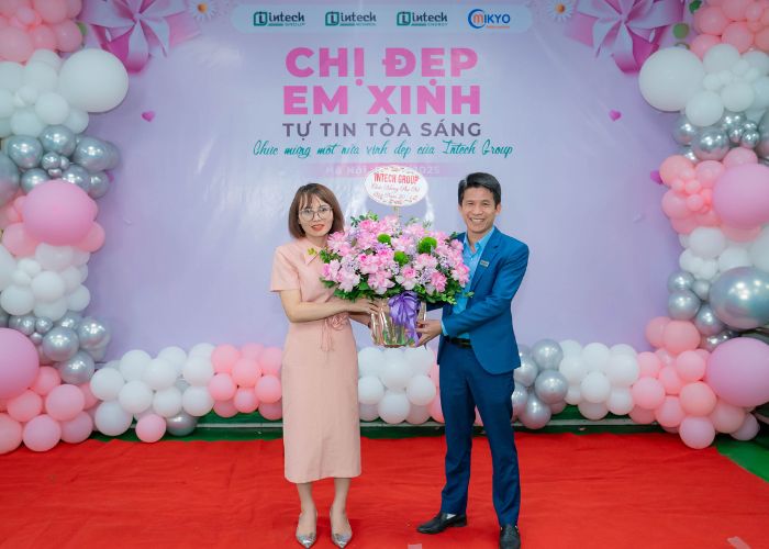 Ông Hoàng Hữu Yên - Tổng Giám đốc Intech Group đã thay mặt Ban Lãnh đạo gửi lời chúc và tặng hoa đến toàn thể chị em
