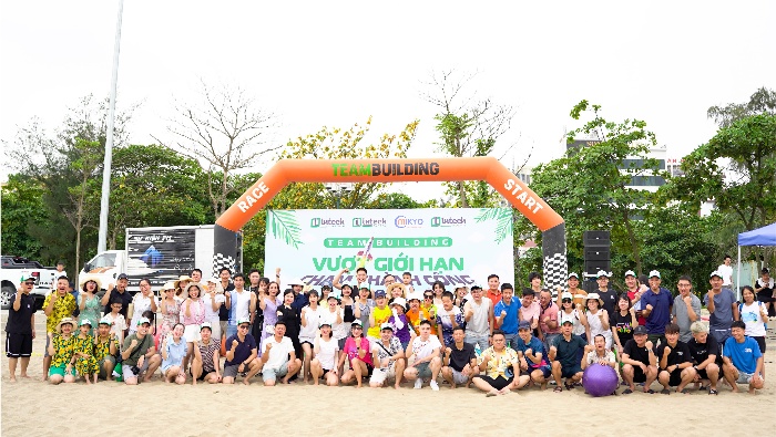 Toàn cảnh đại gia đình Mikyo tại bãi biển Cửa Lò
