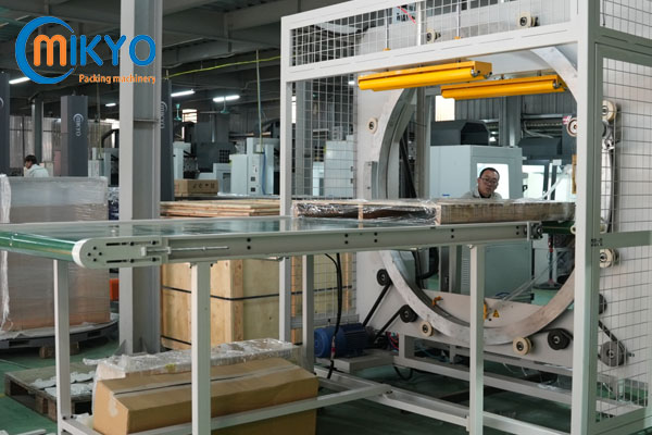 Máy quấn màng pallet tự động nằm ngang