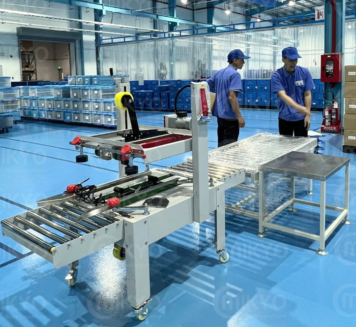 Máy dán thùng MK-FXJ6050 lắp đặt tại doanh nghiệp sản xuất