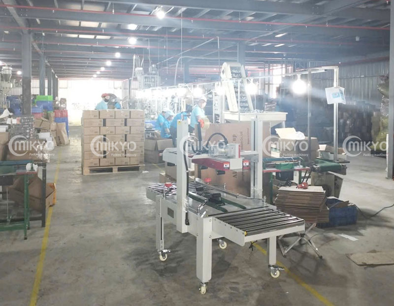 Máy dán thùng tự động FXJ6050 nhà máy sản xuất nến