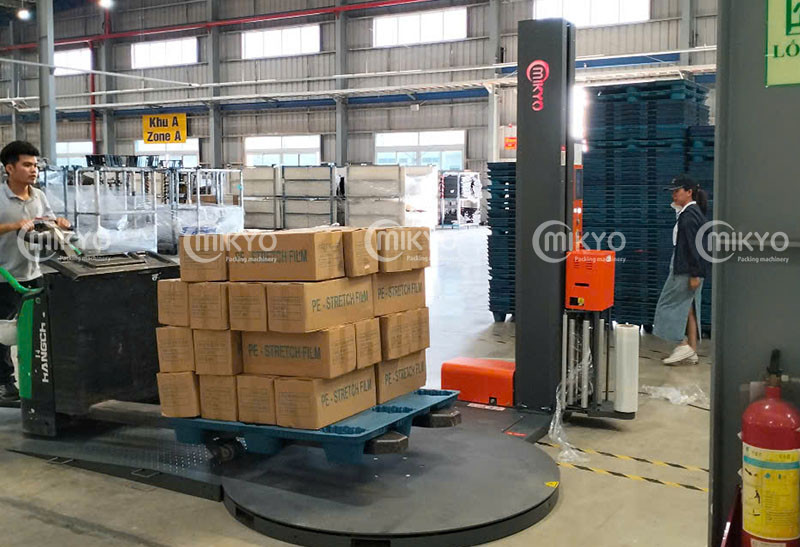 Máy quấn màng pallet MK-1620-PS đi vào quấn màng tại nhà máy khách ngày bàn giao
