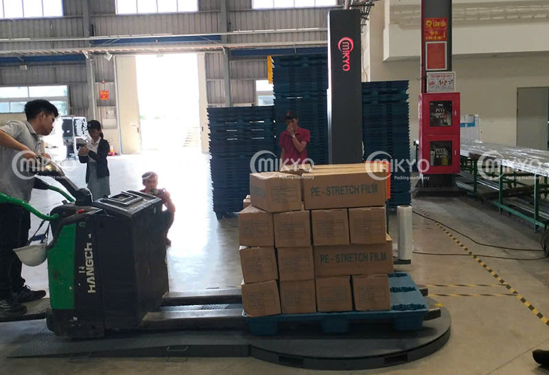 Giải pháp máy quấn màng pallet MK-1620-PS Mikyo cho nhà xưởng sản xuất nội thất